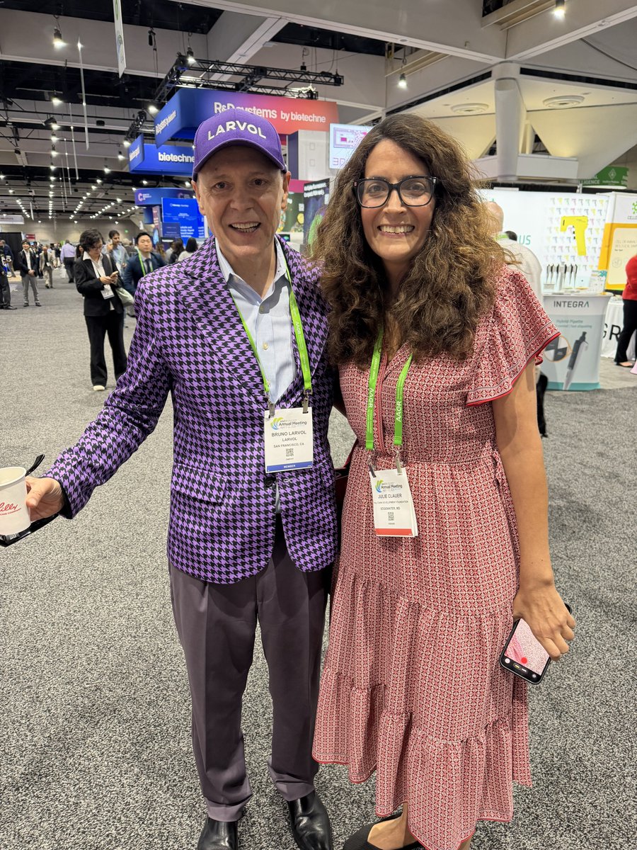 brunolarvol's tweet photo. @cagirlinchi  #Colontown ! #patientadvocate #AACR26 https://t.co/2Rcsf8Xwh1