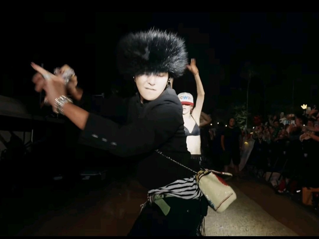 juneH78's tweet image. He was feeling it 🫠

#GDRAGON #BIGBANG #BIGBANG_IS_BACK