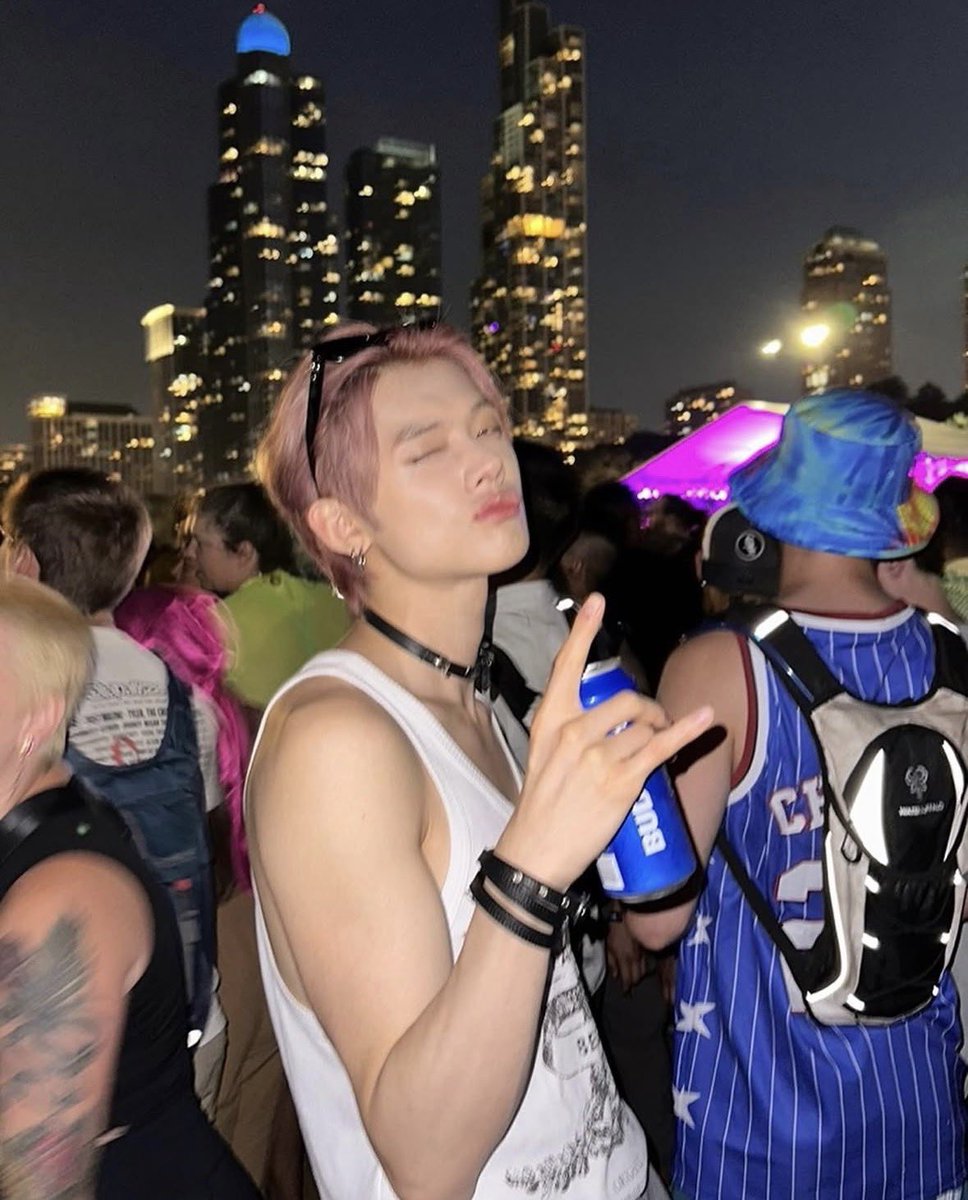 beomiesz's tweet image. 2 baddies at lolla #moaselcaday #msd #moasd