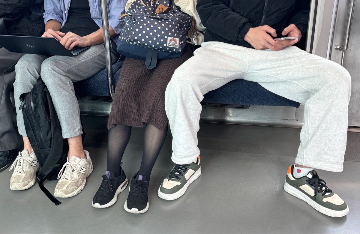 Oyabirsus's tweet image. Kadıköy metrosunda  oturmayı bilmeyen bir hanzo