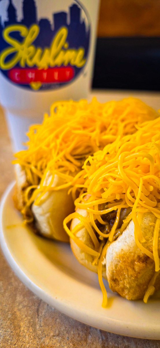 willouej's tweet image. I fear no man, but the emotional grip @Skyline_Chili has on me after this meal is unreal. Two coneys and suddenly I’m writing sonnets, reconsidering my life choices, and believing in destiny again. #Cincinnati cuisine is my Roman Empire.