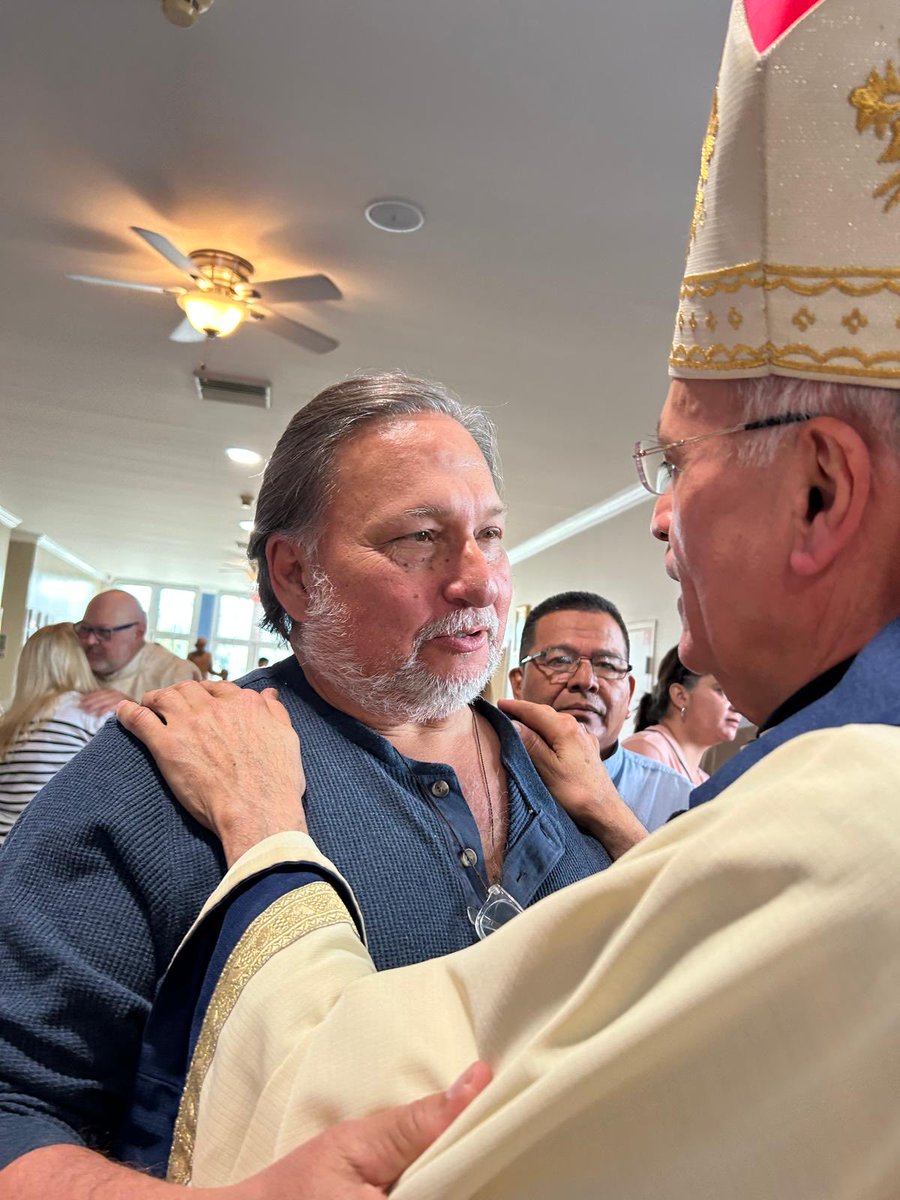 Qué alegría me dió ver y escuchar en persona a Monseñor Báez al cual le tengo un tremendo cariño y respeto, obviamente siempre con omilias acertadas .