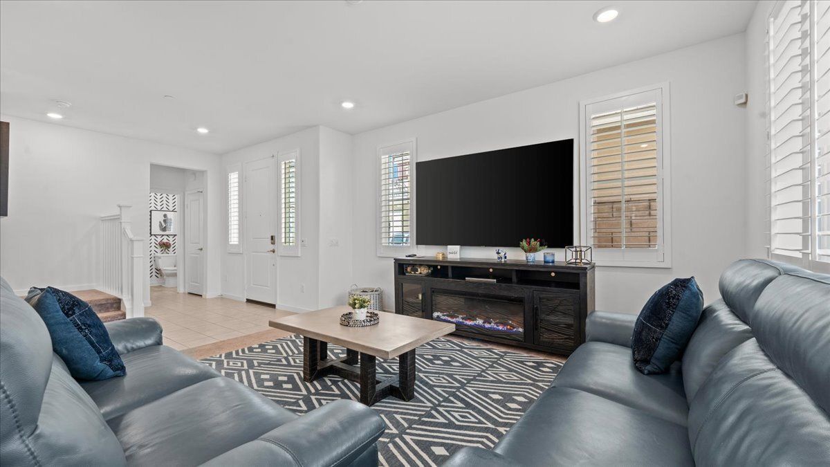 SoldbyZito's tweet image. For Sale in North Fontana 🏡

📍 16154 Lozano St #7
3 Bed | 2.5 Bath | 1,926 Sq Ft

2024 Lennar home in gated Monterado community with solar + modern layout.

Also available for lease at $3,500/month.

#FontanaHomes #InlandEmpire #ForSale