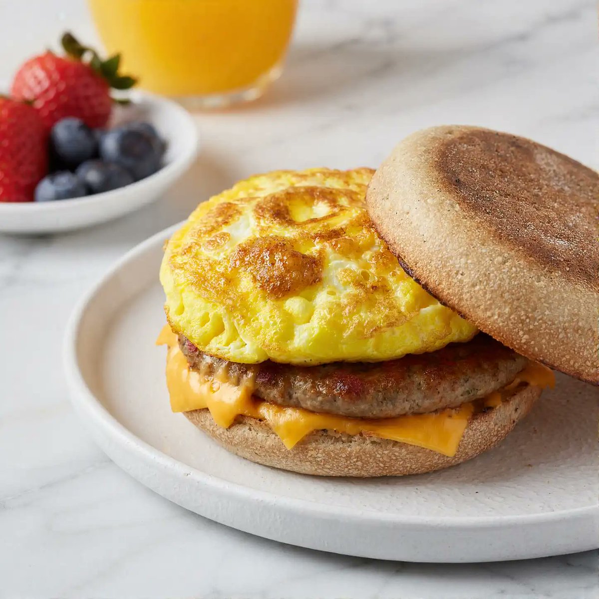 MyDelishDiaries's tweet image. Hot breakfast. Zero morning effort. 24g of protein per sandwich.
Baked eggs + turkey sausage + cheddar + whole-grain English muffin. Batch Sunday. Freeze. Reheat in 90 seconds. 🥚🧀
Recipe👇
#MealPrep #HighProtein