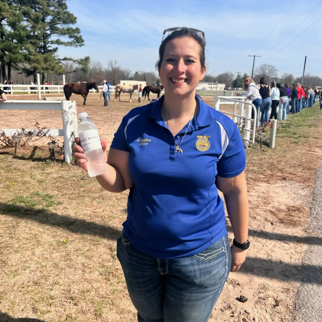 farmcreditsemo's tweet image. The Mississippi County Branch was happy to provide water for the FFA Area Horse Judging CDE held at El Tomaria Farm. FFA students from the surrounding area spent the day participating in the CDE contest. We are proud to support FFA students! #HorseJudging #FFA #FarmCredit
