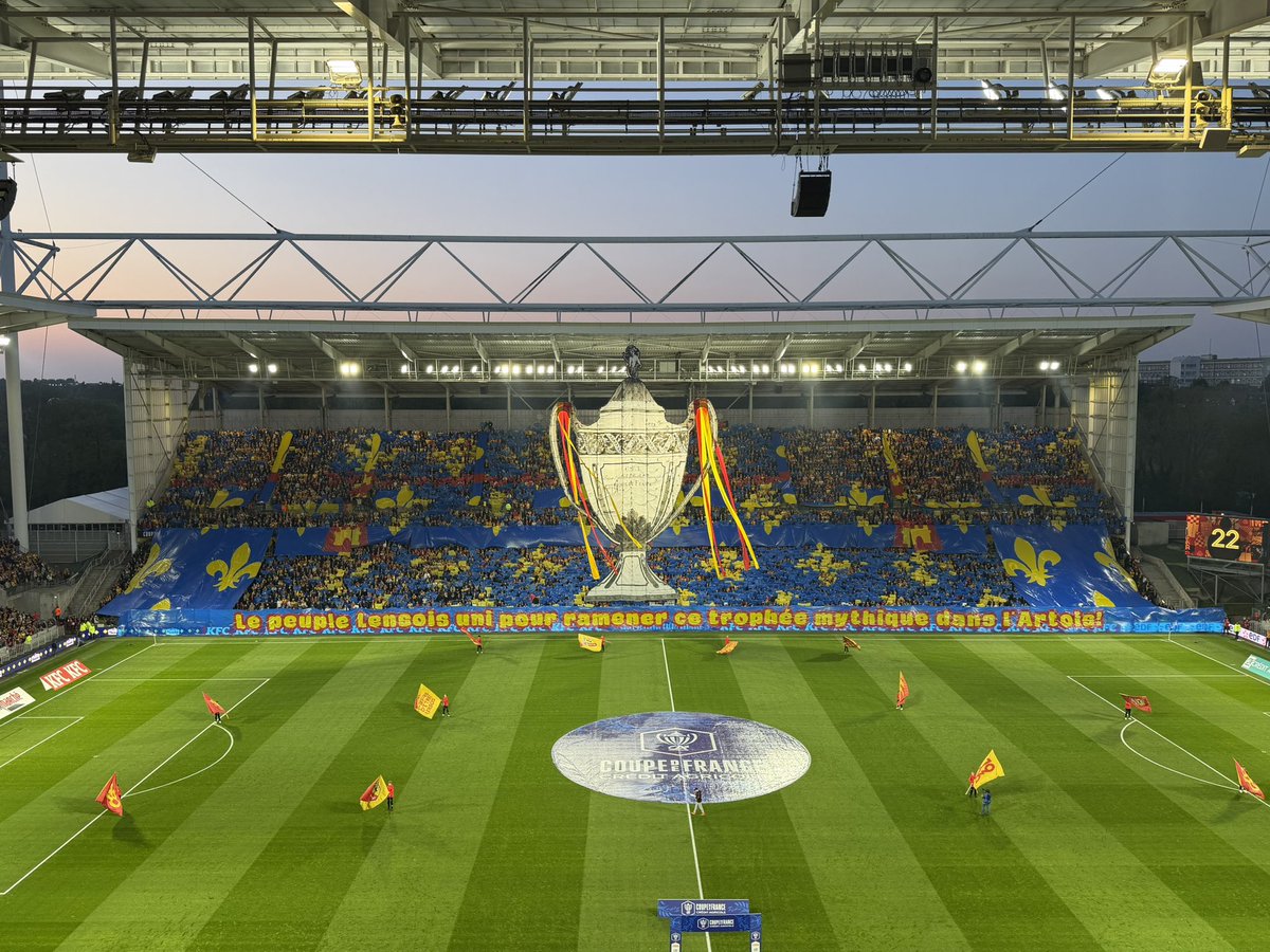 Mesli_Dounia's tweet image. 🔴🟡 Le Tifo énorme des supporters Lensois pour ce Lens-Toulouse en coupe de France 🏆 #RCLTFC #CDF