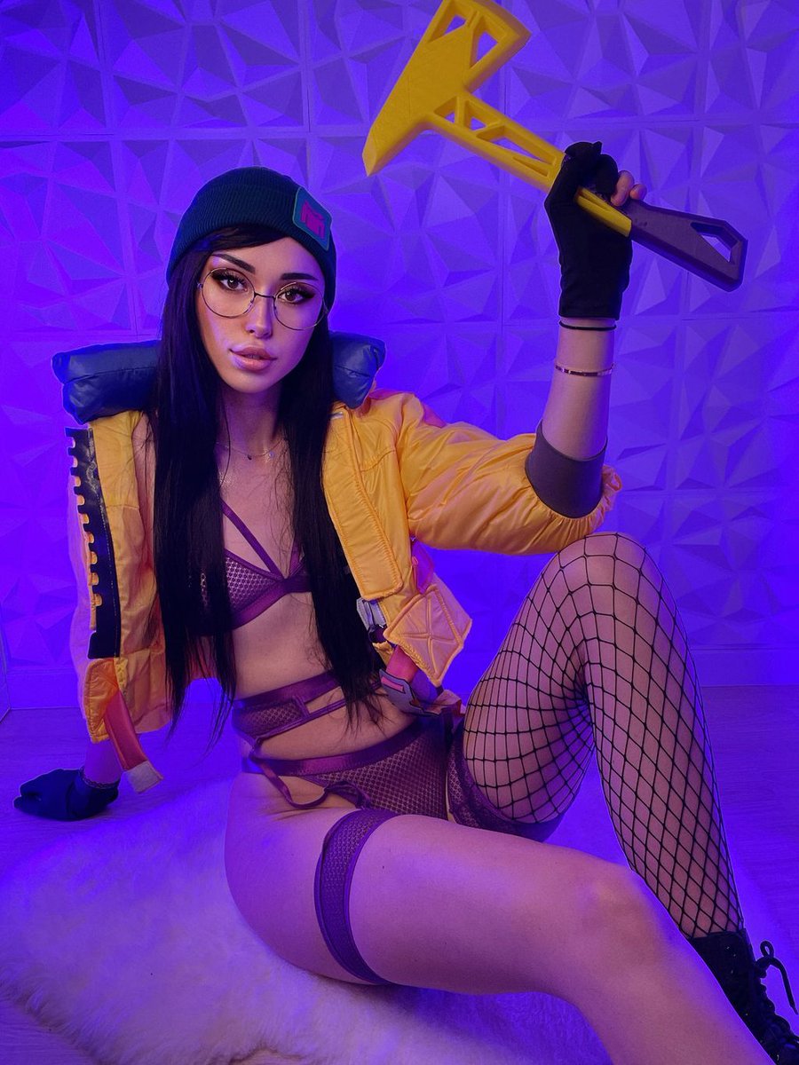 Killjoy cosplay from Valorant 💛