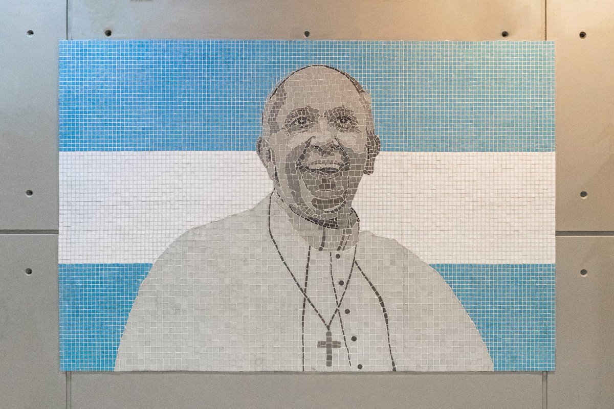 huespedes's tweet photo. FRANCISCO EN EL SUBTE 🚇
Hoy se inaugura el mural en homenaje a Papa, realizado por la artista Nora Iniesta.
Está en la estación San José de Flores de la #LíneaA, la misma que Bergoglio tomaba a diario para ir a la catedral.
Se suma al circuito turístico papal de @turismobaok. https://t.co/QxISwqG4Vi