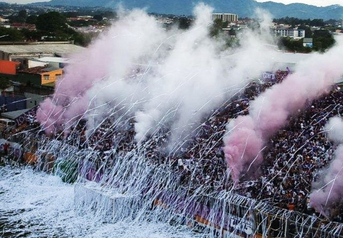 Hoy cumple 31 años la Ultra Morada, el corazón de la afición saprissista; y a quienes aparte de felicitar por su aniversario, quiero reconocer por su constancia en apoyo de nuestro equipo; por ser una parte integral de la experiencia estadio en la Cueva, y mas aun por la labor