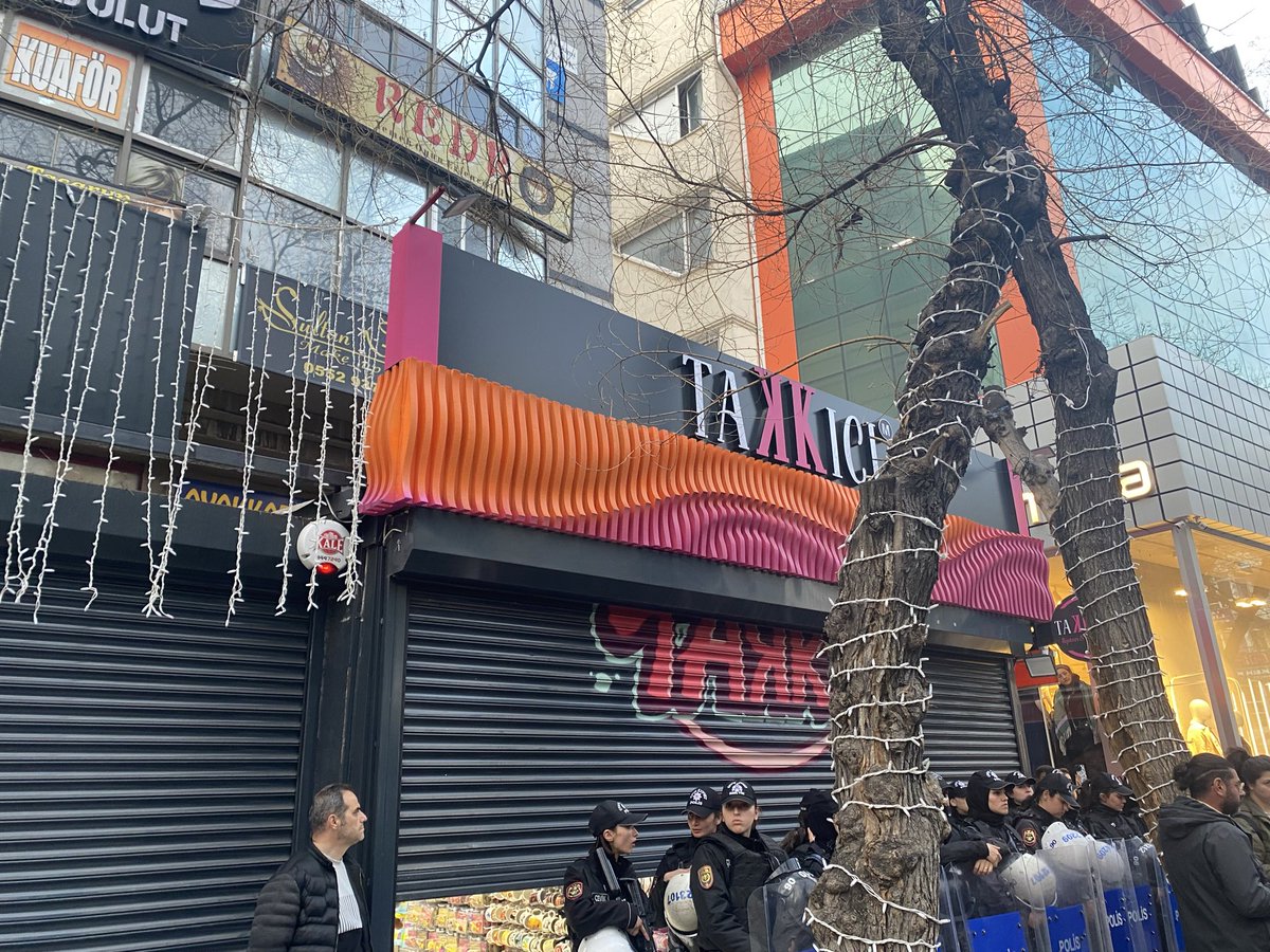 Kadınlar işkenceye maruz kalırken kepenklerini indiren bu işletmeleri de bir kenara yazalım ✍🏻