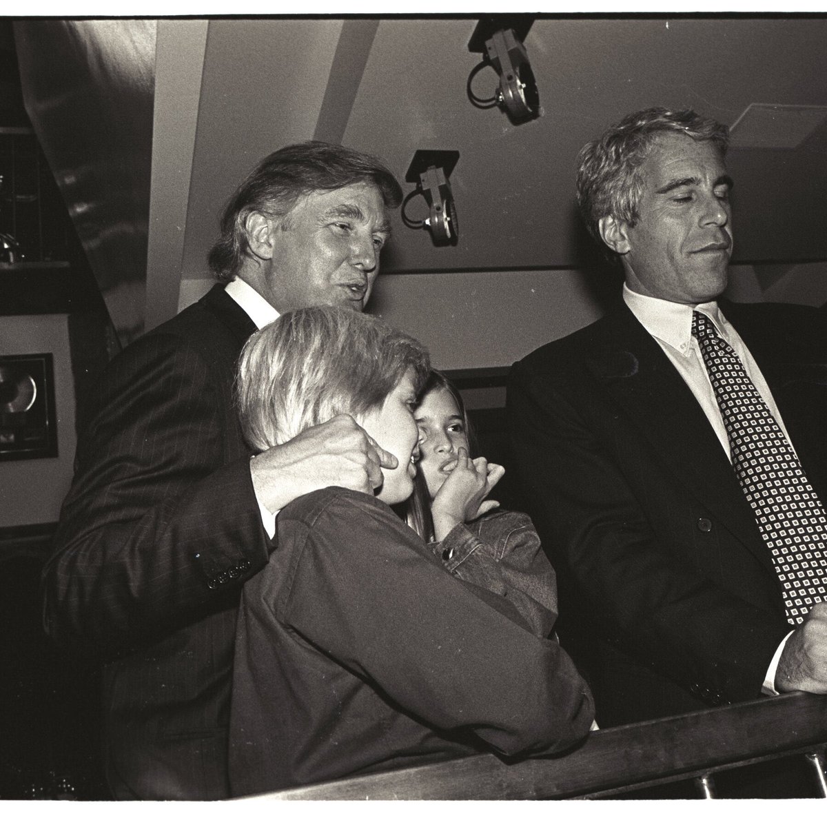 GeneralDank0's tweet photo. @NachoQuixotic @SenSanders Epstein simply met Pope John Paul II at a public audience, you retard. The MAGA cult leader, “messiah” Trump, was great buddies with Epstein tho https://t.co/Cy8xpeCnWO