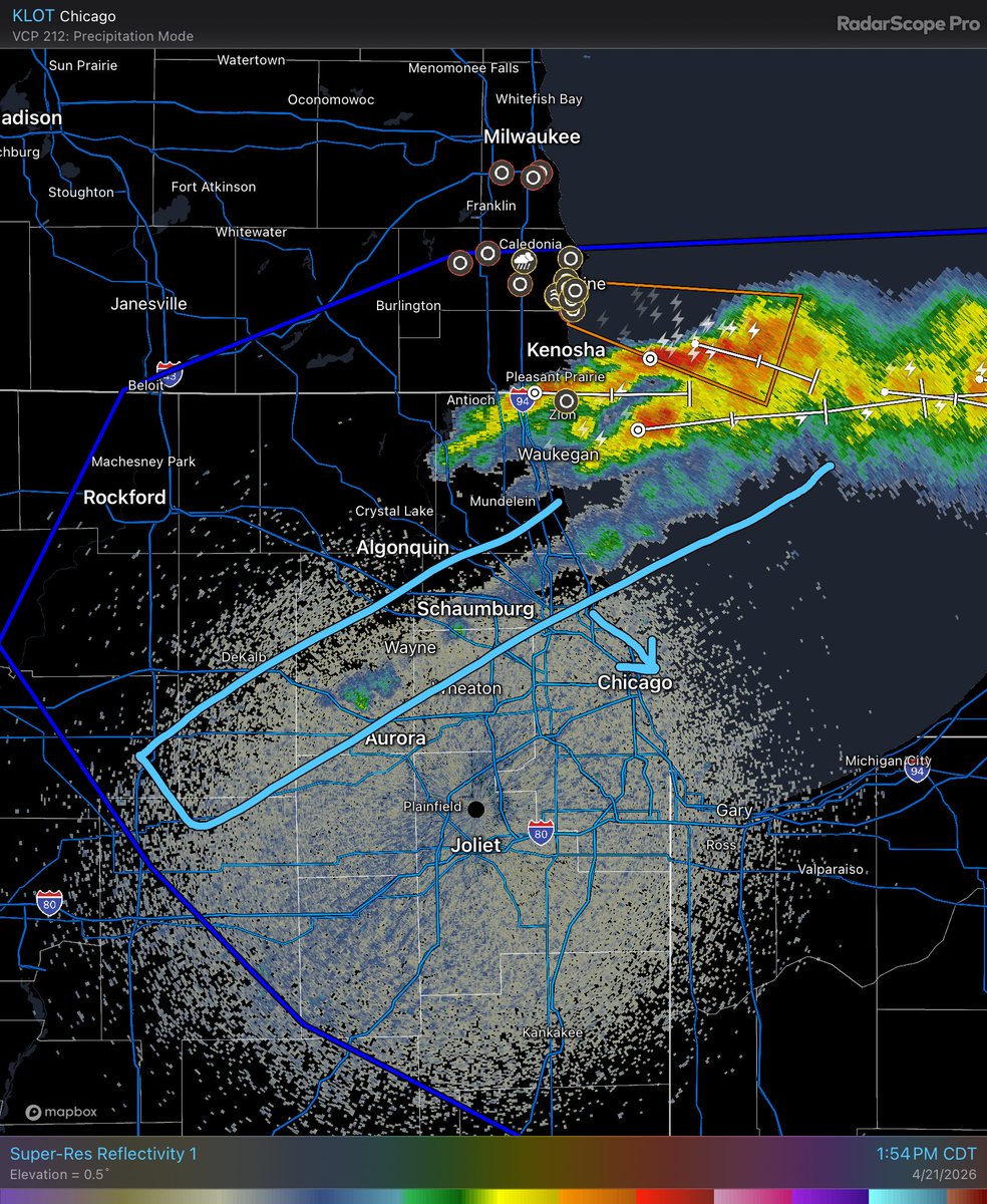 WindyCityWxMan's tweet image. Line of showers from about Highland Park to Aurora will likely build as it crosses #Chicago through 3:30PM

The north part of this line dropped some pea sized hail thru #Milwaukee and if this segment nearing the city builds, it could do the same here.