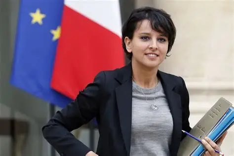 🚨 THREAD ALERTE : Najat Vallaud-Belkacem, l’ex-ministre de l’Éducation qui a supervisé la dégringolade du niveau scolaire… et qui vient d’être nommée à la Cour des comptes en juillet 2025 avec un salaire doré.

On va tout décortiquer. Sans filtre.

    2014-2017 : Ministre de