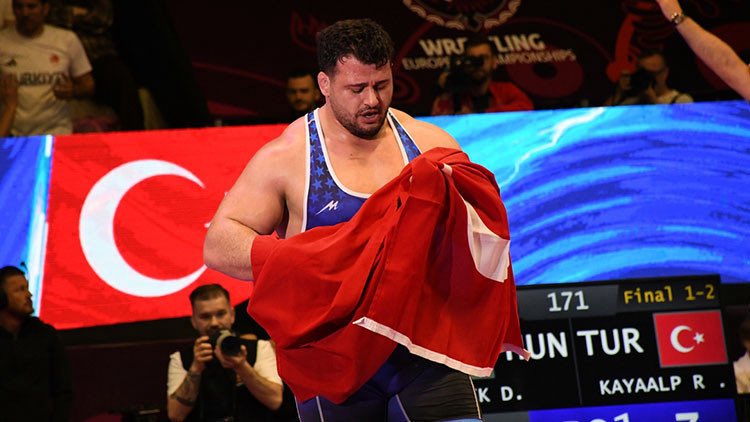 TalipGeylan06's tweet photo. TEBRİKLER RIZA KAYAALP!

15. kez Avrupa Şampiyonası finaline yükselen milli güreşçimiz Rıza Kayaalp, grekoromen stil 130 kg’de altın madalyanın sahibi olarak 13. Avrupa Şampiyonluğuna ulaştı.

Başarıları daim olsun.. https://t.co/qSJUok75mz