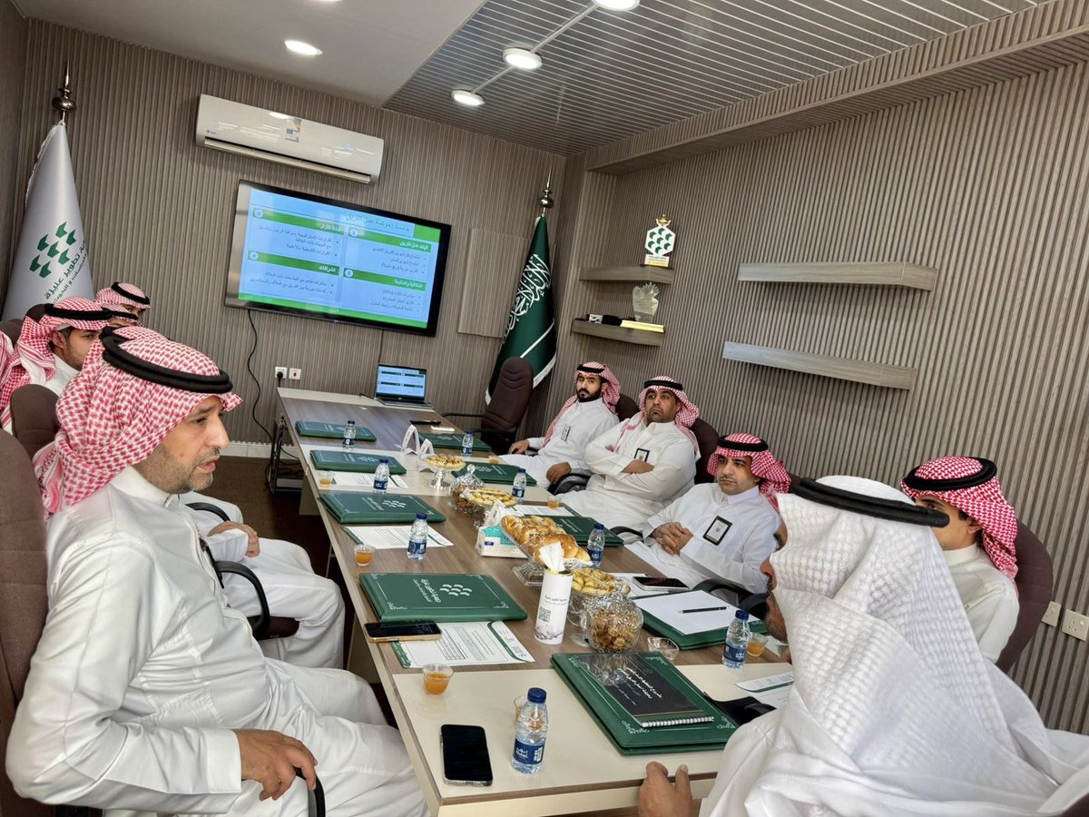 odadsr's tweet photo. جمعية تطوير عنيزة للتنمية والدراسات والبحوث وبلدية عنيزة يعقدا اجتماعاً  لبحث آلية العمل المشترك في مشروع تطوير وسط عنيزة وتحديد كود البناء المقترح وذلك بناءً على توصيات الفريق التنفيذي لتطوير وسط عنيزة برئاسة سعادة محافظ عنيزة الأستاذ سعد بن عبدالله السليم الذي كلّف الطرفين بالاجتماع ورفع توصيات لتحديد معالم منطقة وسط عنيزة وكذلك كود البناء المقترح للمنطقة وقد حضر الاجتماع كل من: سعادة رئيس مجلس إدارة الجمعية د. عبدالله بن صالح الشتيوي وسعادة وكيل رئيس بلدية عنيزة للتعمير الأستاذ محمد بن أحمد الحركان كما حضر الاجتماع عدد من مدراء الإدارت والوحدات التابعة للطرفين وهم من البلدية:
م. سليمان بن عبدالرحمن المنصور إدارة التخطيط العمراني
أ. تركي بن حمود الحربي مدير إدارة المساحة والنظم الجغرافية
م. يزيد بن عبدالعزيز التركي مدير إدارة الأراضي ونزع الملكية
م. نواف بن علي العتيبي مدير إدارة رخص البناء 
كما حضر من الجمعية:
 أ. سليمان بن يوسف السلوم 
الرئيس التنفيذي للجمعية
م. عبدالرحمن بن محمد الحربي مدير إدارة البرامج والمشاريع بالجمعية 
م. محمد بن عبدالرحمن السالم إدارة البرامج والمشاريع بالجمعية  
م. عبدالله بن محمد البادي إدارة البرامج والمشاريع بالجمعية