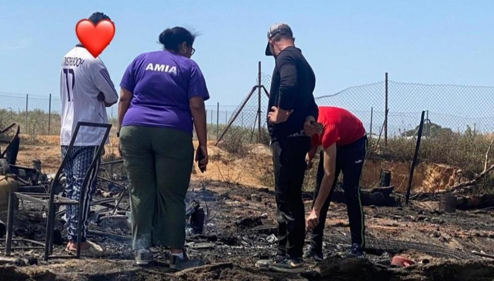 lamardeonuba's tweet image. #Huelva
⛺️
El nuevo incendio en un asentamiento de Lucena del Puerto deja a jornaleros sin opción de regularizarse y reactiva la denuncia de 26 años de chabolismo en Huelva.
🔗 lamardeonuba.es/incendio-asent…