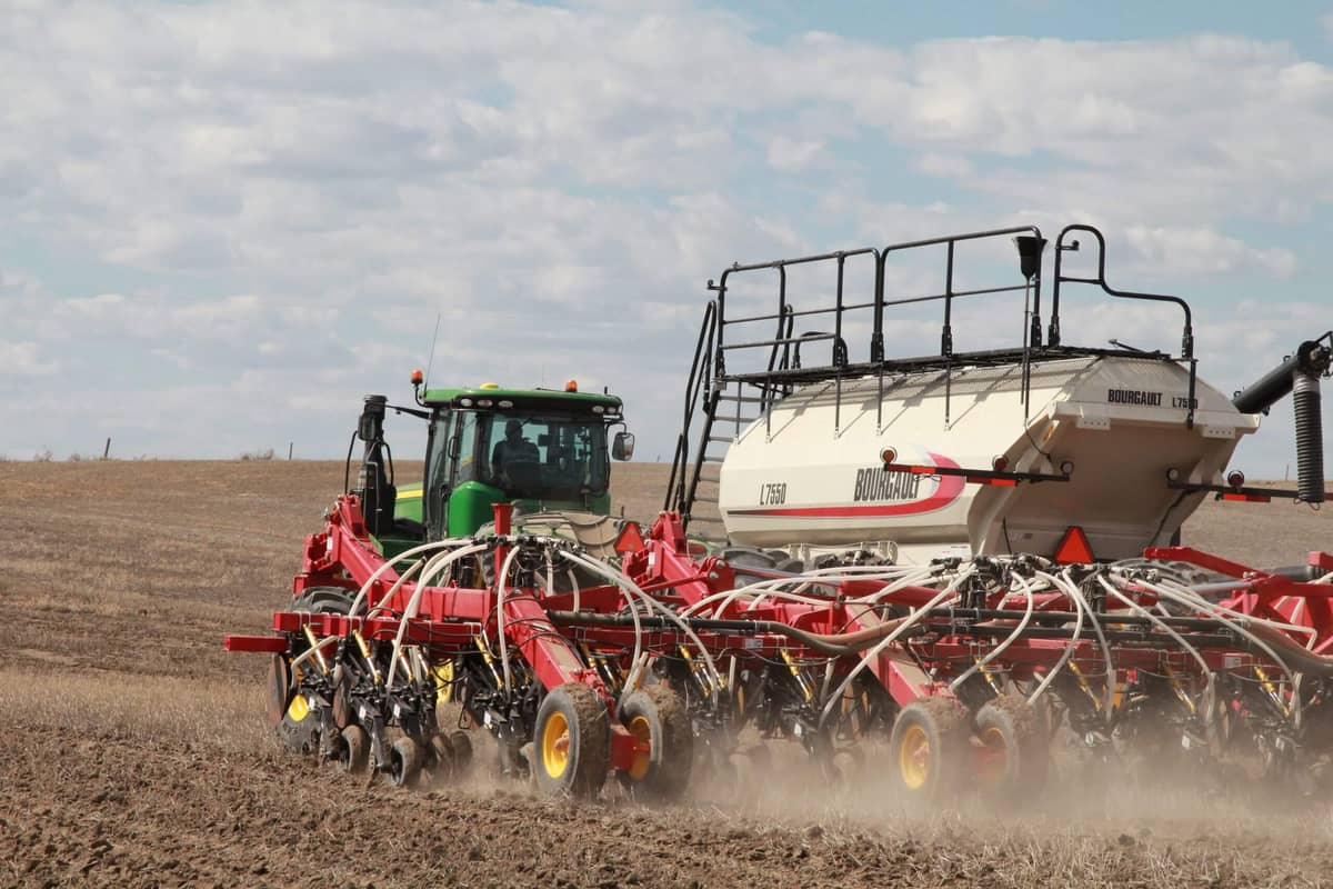 realagriculture's tweet image. The FARM Act aims to streamline approvals for ag products in Canada, cutting red tape while enhancing food security. Will it get support from the Liberal majority? Interview with MP @DavidBexte: ow.ly/Zufo50YNv3v  
#cdnag #agpolicy