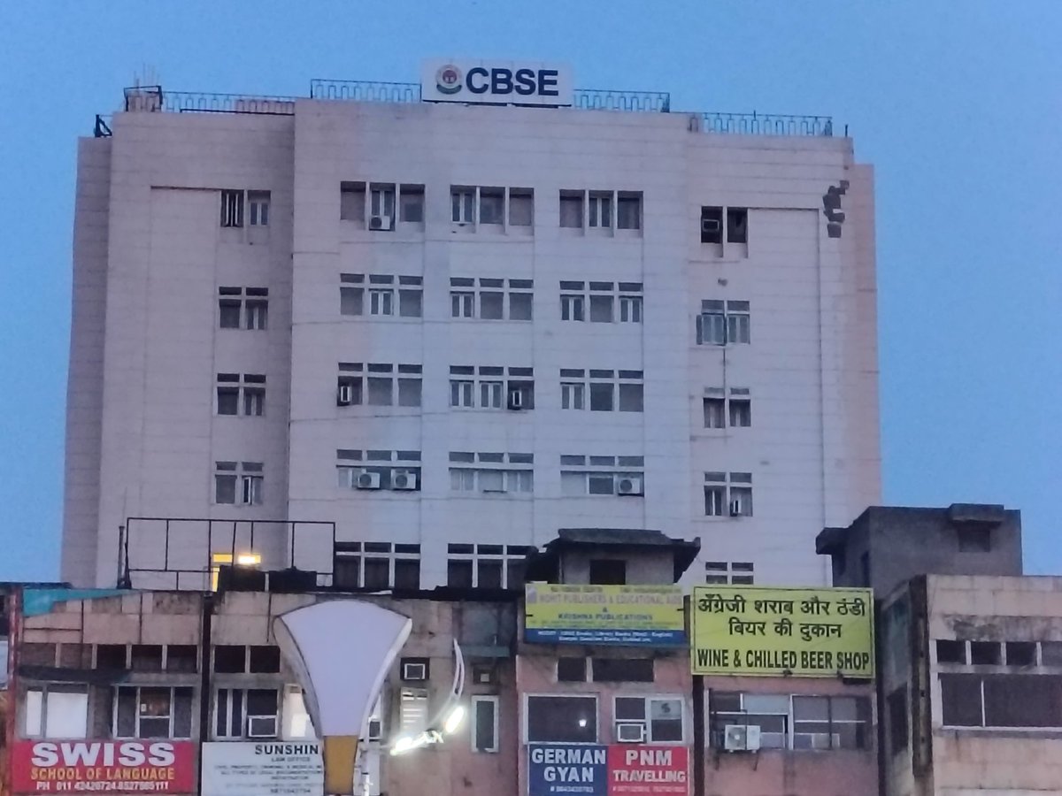 NitishKr_IN's tweet image. पीछे CBSE का मकान आगे शराब की दुकान। #CBSE