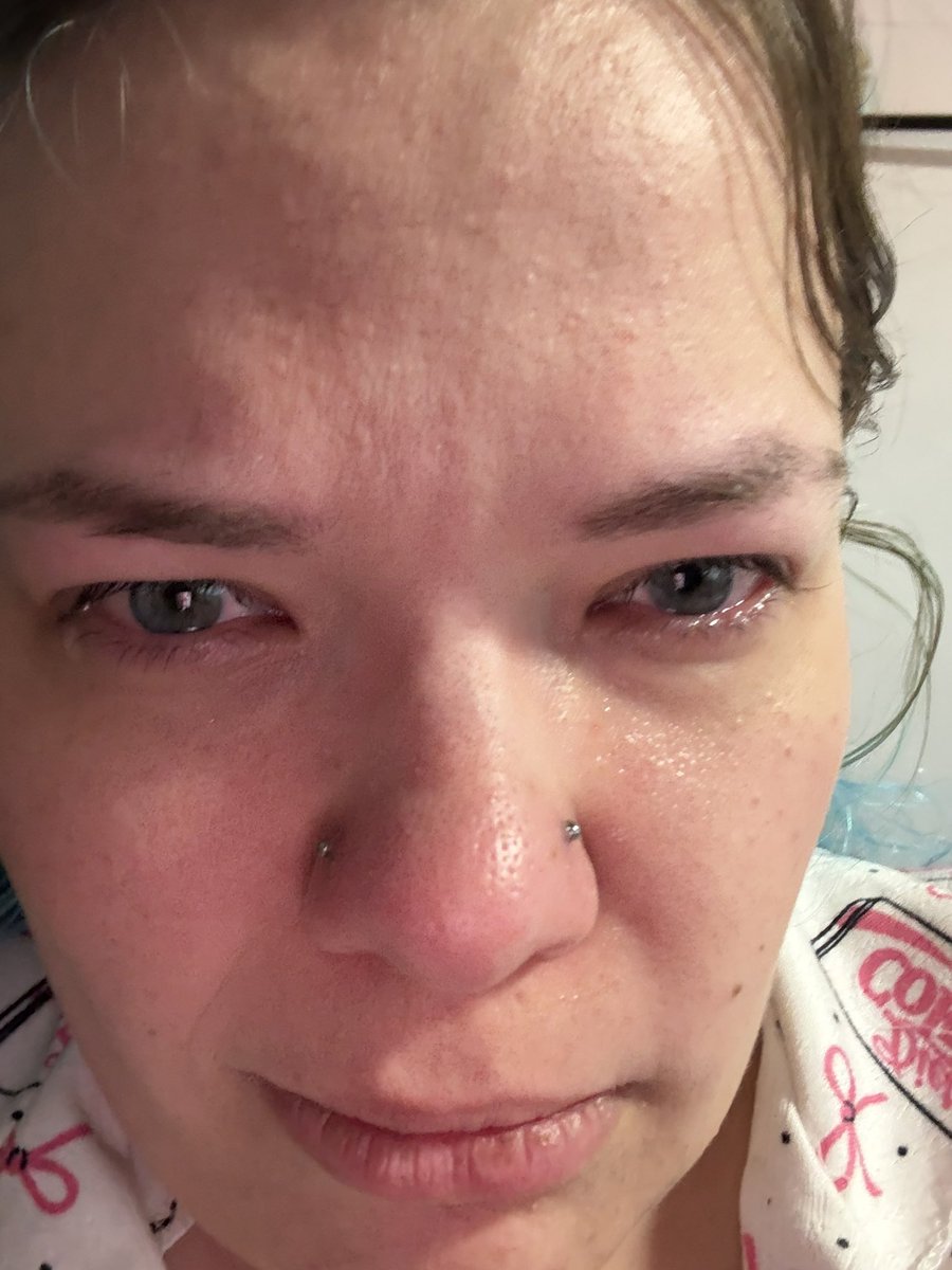 Guys I’m literally 1 song deep into <a href="/NoahKahan/">Noah Kahan</a> ‘s Tiny Desk this is a fucking PROBLEM