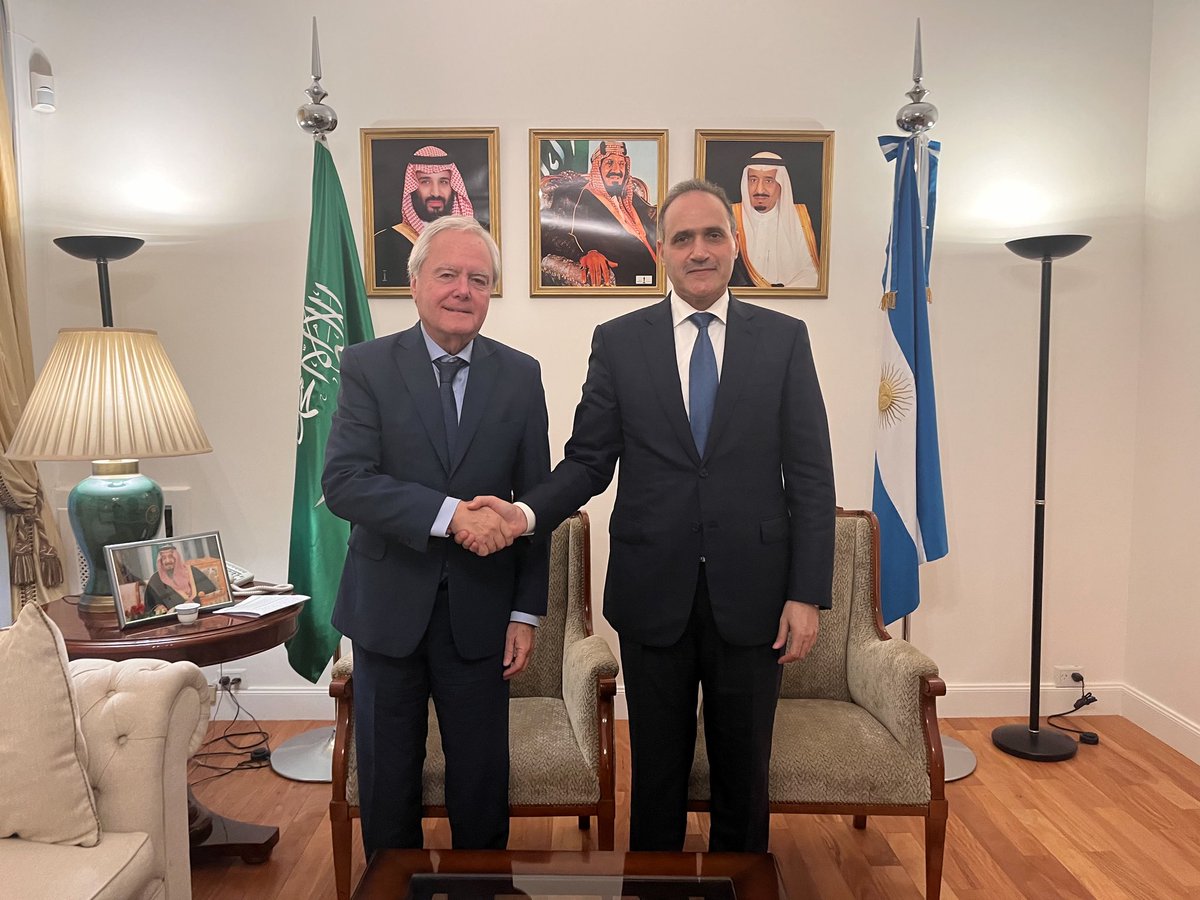 KSAembassybue's tweet image. #BuenosAires | S. E. El Embajador #Hatem_Alghamidi, recibió a S. E. El Sherpa argentino del #G20, Embajador @PinedoFederico.
Durante el encuentro ambas partes intercambiaron puntos de vista sobre la agenda del G20 bajo la presidencia de #EEUU, y reafirmaron la importancia de