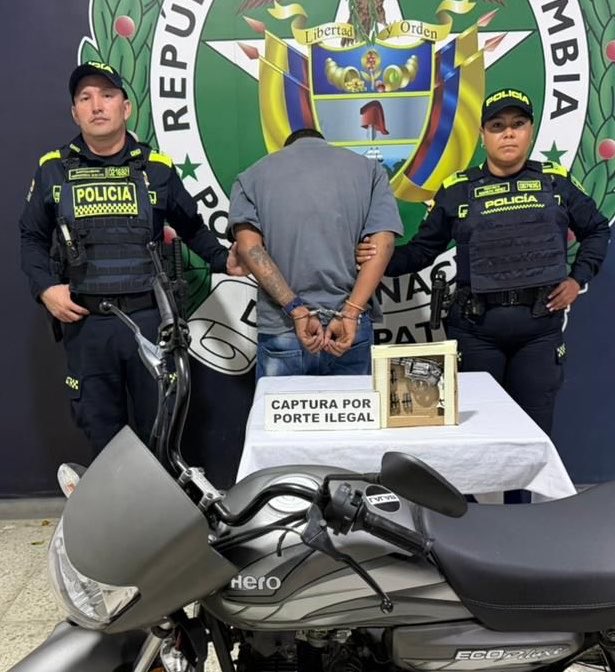 PoliciaCali's tweet photo. 🔺 #ClickPolicial | En San Nicolás fue capturado en flagrancia un sujeto que, con arma de fuego, pretendía hurtar un celular de alta gama. Gracias a la reacción inmediata de las patrullas 🚔 se evitó el hurto. 🛡️
#UnidosPorLaSeguridad 🇨🇴
@FiscaliaCol @SeguridadCali https://t.co/sJSH4icWWi