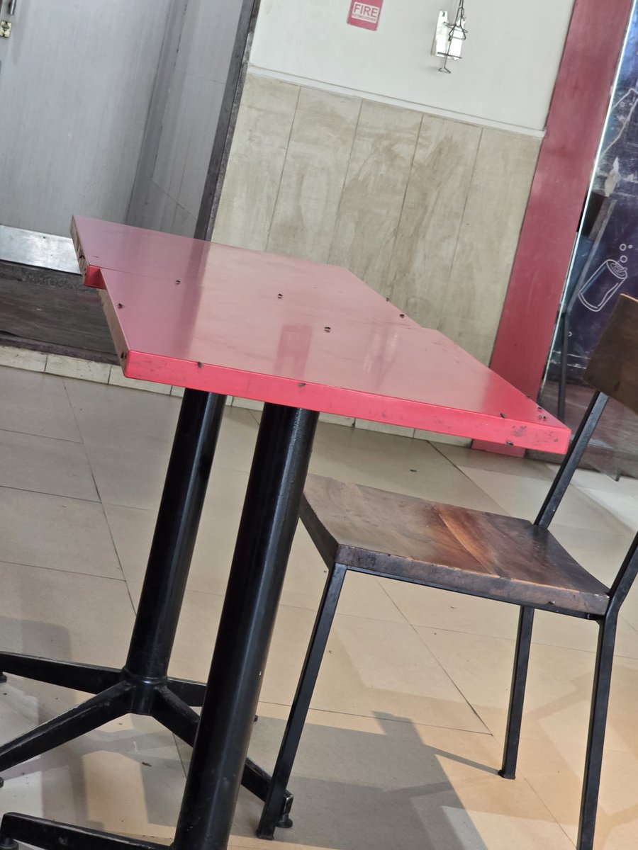 Pushpendra770s's tweet photo. @dominos_india Before that please fix the condition of your dinning area 
Are these much flies ? https://t.co/Aw9bgMhQb7
