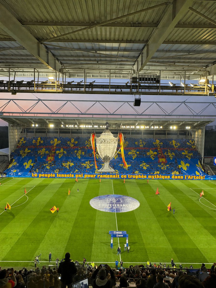 Le Tifo des lensois pour l'entrée des joueurs. #RCLTFC