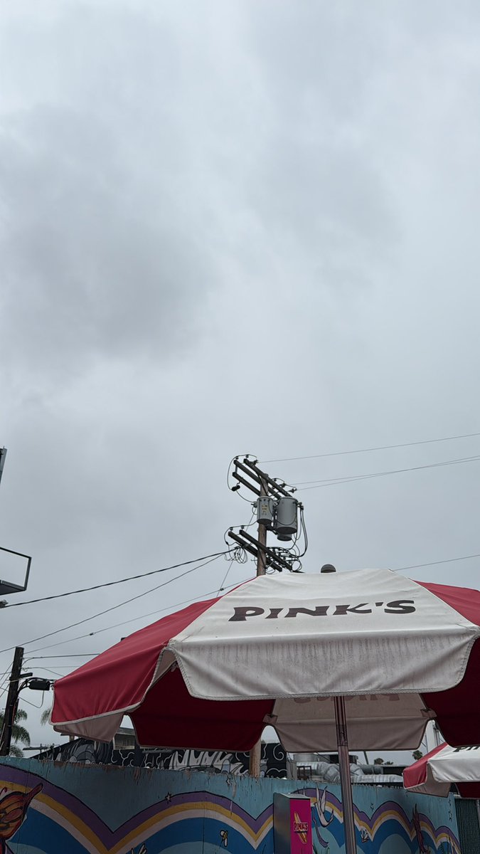 QuitoNitura's tweet image. Umuulan dito sa LA. May BINI events kasi hahahaha! #BINI