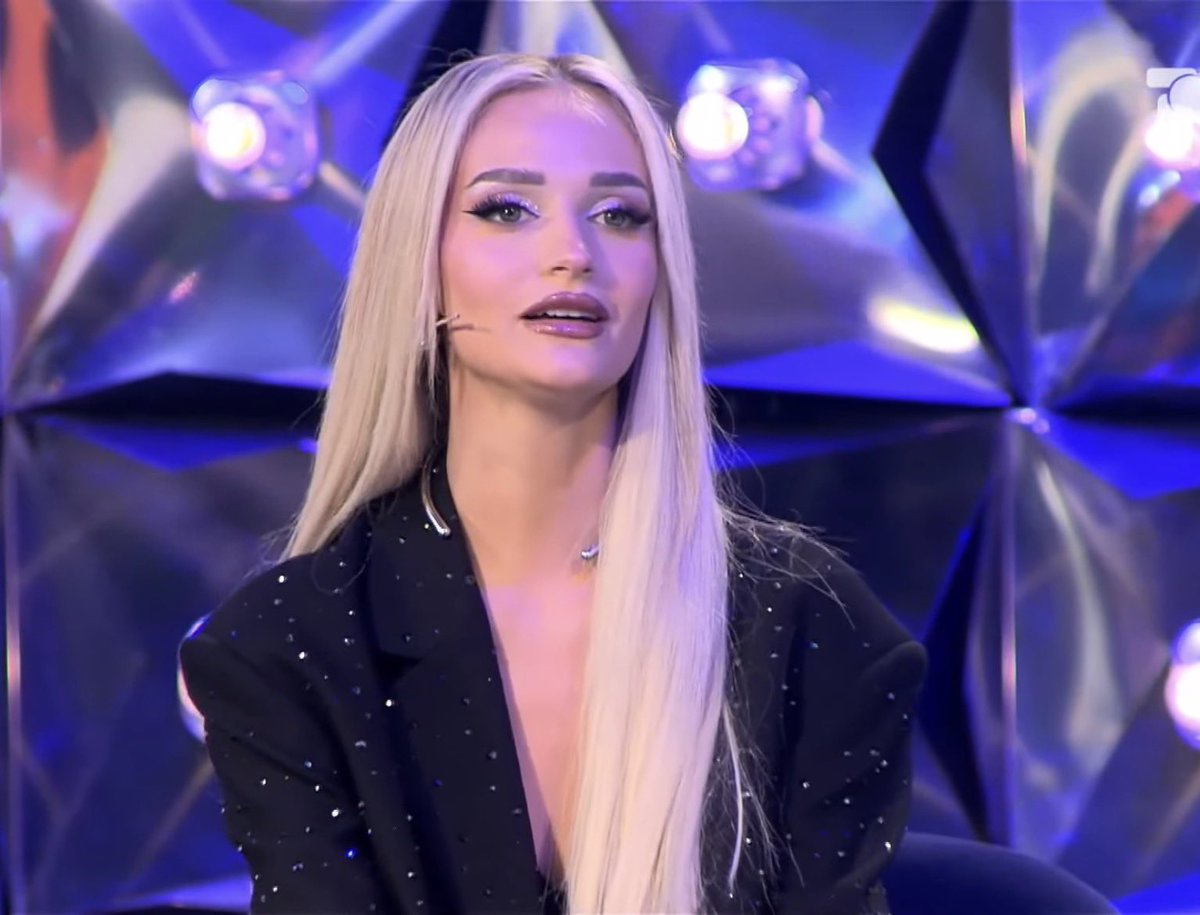 𝐭𝐡𝐞𝐜𝐡𝐨𝐬𝐞𝐧 tweet media