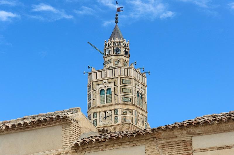 TapNewsAgency's tweet photo. #Tunisia: The Counter-Clockwise Clock of #Testour located in Great Mosque’s minaret stands as one of the world’s most unique architectural wonders & powerful symbol of #Andalusian heritage in the country & is highlighted at Heritage Month (April 18-May18). https://t.co/3pZRiU0ViN https://t.co/Ci7w1e67dV