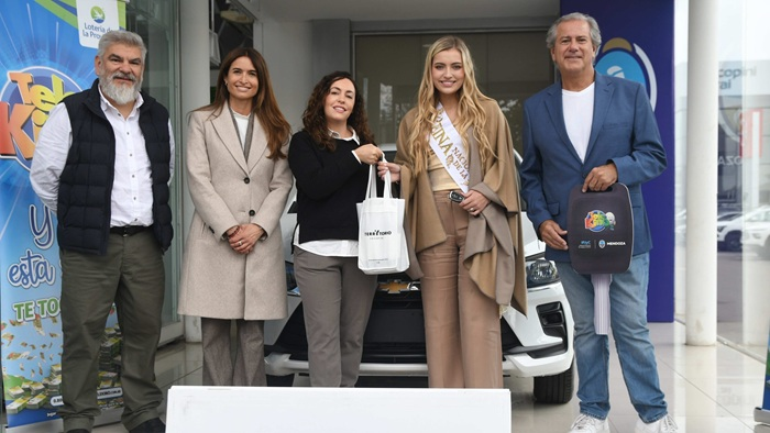 deloestedigital's tweet image. Azul Antolínez, Reina Nacional de la Vendimia 2026, recibió su 0 km
diariodeloeste.com.ar/azul-antolinez…
#Azul #AzulAntolinez #Vendimia #ReinaNacional #Mendoza