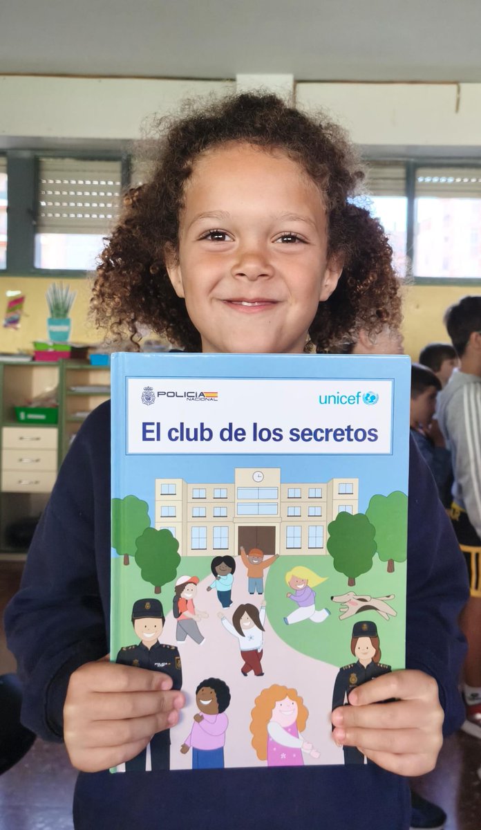 policia's tweet photo. Los más pequeños deben contar con herramientas para identificar situaciones violentas o de riesgo ⚠️
Por eso de la mano de @UNICEF elaboramos el cuento #ElClubDeLosSecretos
Hoy en #Zaragoza lo hemos mostrado al alumnado de primaria del #CEIP Doctor Azúa
@policia🤝🏻@unicef_es https://t.co/smOlCyYok8