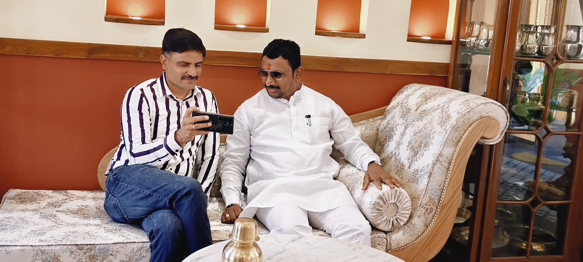 MH42RMJ's tweet photo. आमच्या ढाकाळकर वाडा येथे मा.श्री.अमोलजी मिटकरी (आमदार- विधान परिषद महाराष्ट्र राज्य)यांनी दिलेली सदिच्छा भेट ही आमच्यासाठी केवळ एक भेट नसून,एक अविस्मरणीय क्षण ठरली.!अशा मान्यवरांच्या भेटीमुळे आमच्या कार्याला नवी ऊर्जा,नवी दिशा आणि पुढे जाण्याची नवी उमेद मिळते..! @amolmitkari22 https://t.co/CFF3qZODEQ