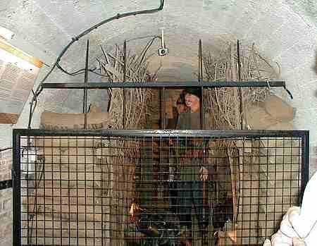 france_images's tweet image. La Basilique Notre‑Dame in Albert (Somme) a striking WWI battlefield landmark. 

Visit the basilica, museum and nearby trenches; rebuilt after heavy WWI damage and famous for its leaning Virgin statue. France 🇨🇵 travel photo: buff.ly/cwU7cWY #France #WWI 

France 🇨🇵