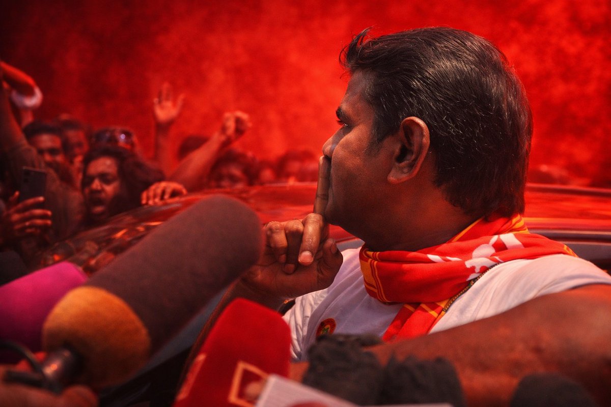 விஜய் - பெரிய நடிகன், ரசிகர் படையோட

அதிமுக - ஆண்ட கட்சி, பண பலத்தோட

இதுக்கு நடுல கொள்கை, கோட்பாட்டை மட்டும் வச்சு சரி சமமாம சண்டை செய்யுறாங்க நம்ம பசங்க 💥💯

எரிச்சல் தாங்காம இரண்டு பேரும் #நாம்தமிழர் பற்றி அவதூறு செய்திகளை பரப்பிட்டு இருக்கானுங்க

அந்த பயம் இருக்கனும் டா 💀