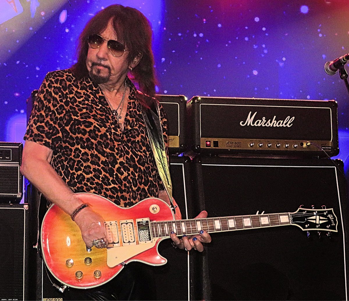 JCBliss's tweet image. Fantastic to hear Ace Frehley’s ‘Back in the New York Groove’ kick off the #Hacks episode ‘Number One Fan’ -- perfect choice.

youtube.com/watch?v=D_hvAp…

Photo: Jeff Bliss
jeffcbliss.tumblr.com