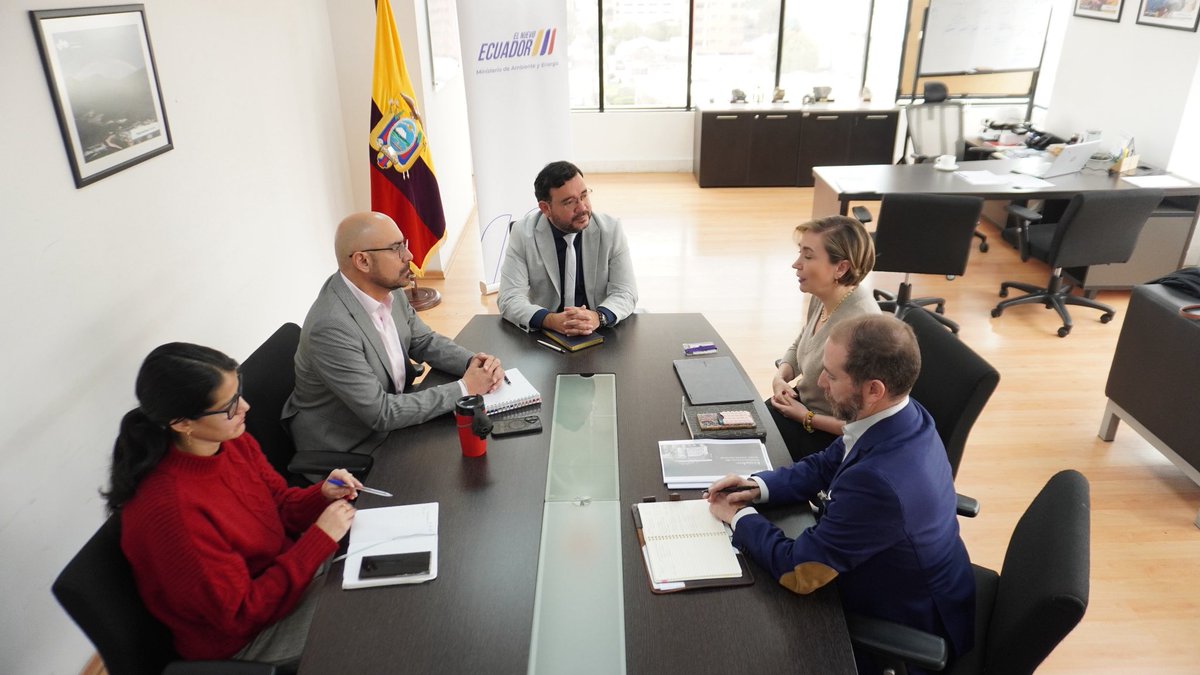 ⛏️🌿 [ACCIONES POR LOS SECTORES ESTRATÉGICOS]

📍HOY, en Quito, el Viceministro de Minas, Guillermo Flores, y el Viceministro de Hidrocarburos, Eduardo Racines, encabezaron una reunión junto a Vision Americas, orientada a fortalecer la promoción de oportunidades de inversión.