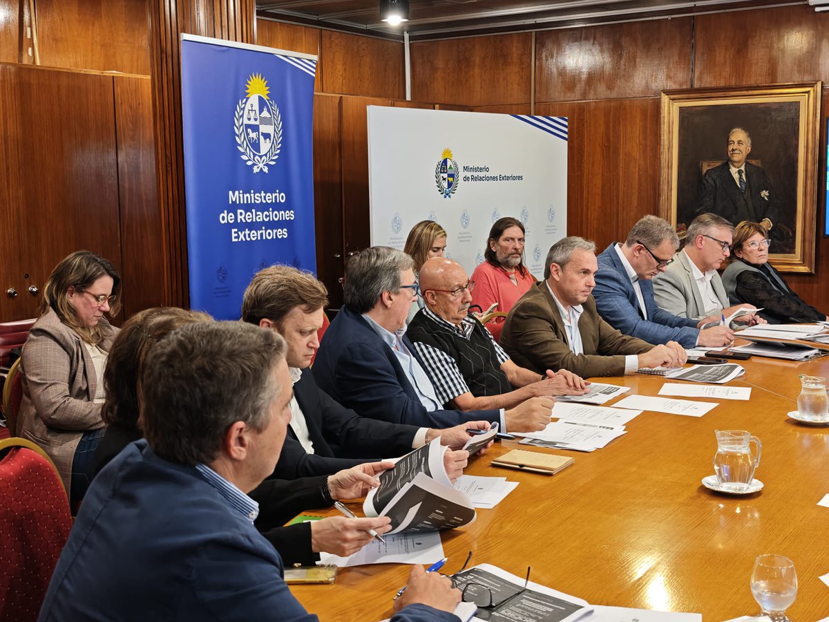 CancilleriaUy's tweet image. 🇺🇾🤝 Se llevó a cabo la primera reunión 2026 del Consejo de Dirección de @UruguayXXI con la participación de los ministerios de Relaciones Exteriores, @mef_Uruguay, @Uruguay_Natural, @MIEM_Uruguay , @oppuruguay, @PITCNT1 y una amplia delegación empresarial. 

#Uruguay #UruguayXXI