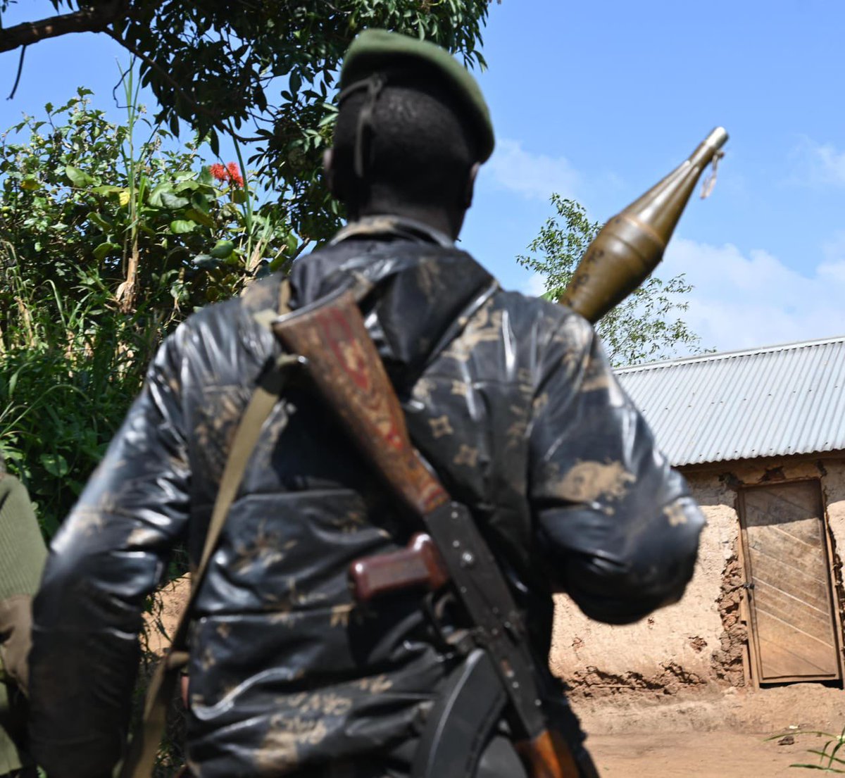 Eugene_Officia1's tweet image. #Wazalendo irigamba kugaba igitero gikomeye muri #Muheto teretwari  ya #Masisi bakivugana umwe mubayobozi bashyizweho na #AFC_M23 wari ufite inshingano zo kuyobora santere ya Muheto.
Turacya tohoza amakuru turaza kubabwira amakuru ari Official mu makuru yacu akurikira