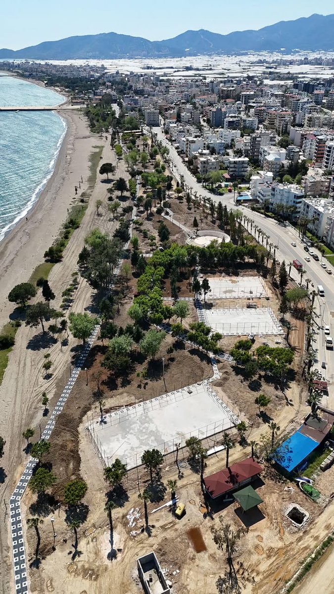 #AnamurÇevrePlatformu
Bir vakitler, yukarıdan bakınca ağaçlardan toprağı göremediğimiz #Anamur #DragonParkı'ndaki son durum: Ağaçlar azalmış,beton artmış.
Yani,parka beton dökebilmek için ağaçlar kurutulmuş ya da kesilmiş ve