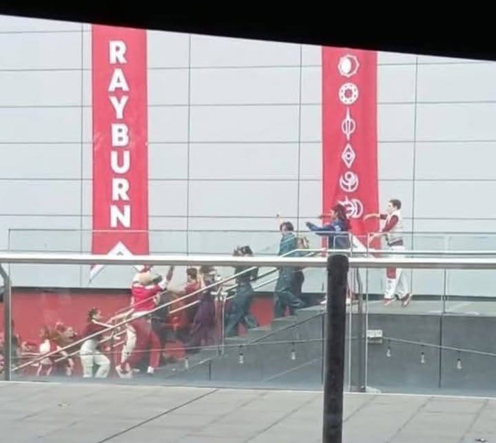 A ESCOLA RAYBURN!
Nova imagem dos bastidores de Zombies 5.