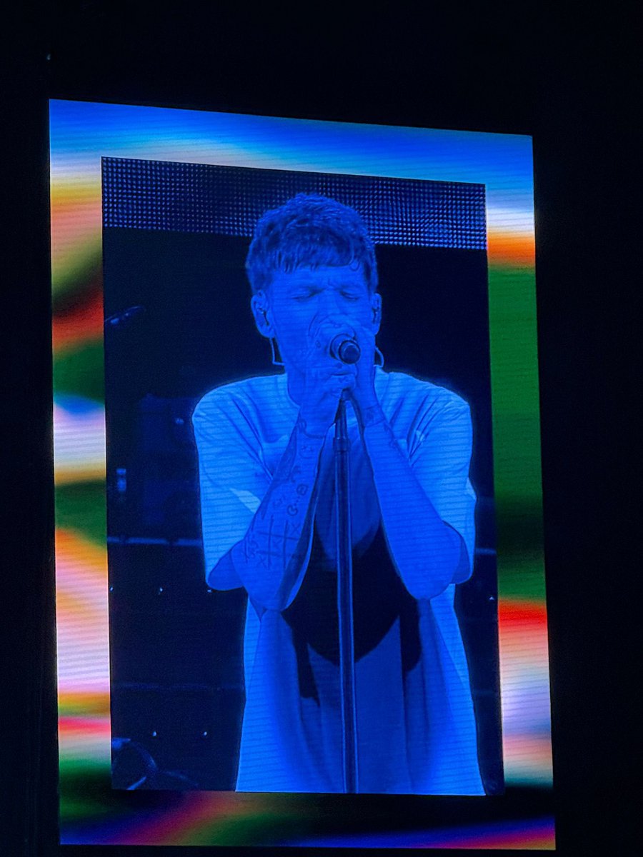 THEHLWORLD's tweet image. Louis on stage at #HDWGHWTParis

©️owner 

#louistomlinson #lt