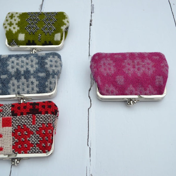 TirGlasCymru's tweet image. Welsh Blanket in pure new UK wool

- Named Ynys Môn (the island of Anglesey)
- Fully reversible bla hinket   
- Caernarfon Portcullis pattern

tirglas.co.uk/collections/We… 

#MHHSBD #welshblankets