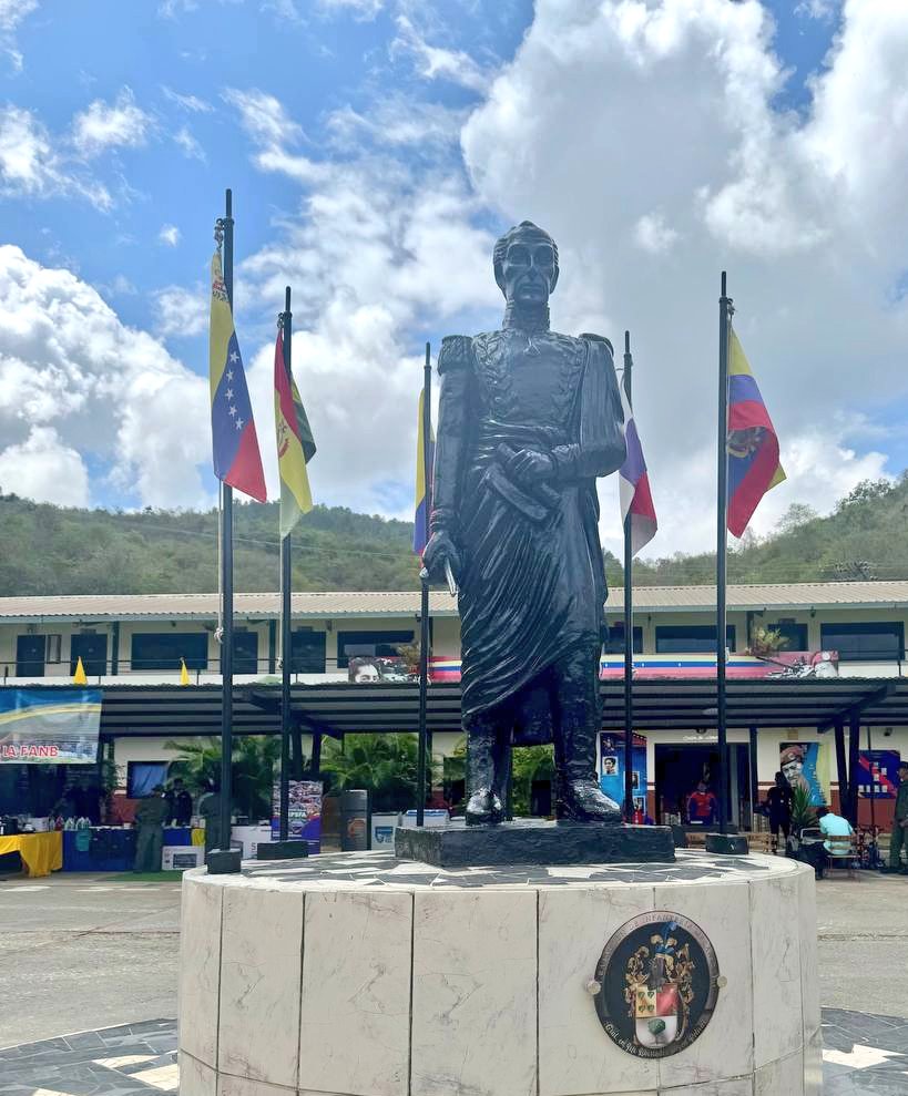 CGRVenezuela's tweet photo. #CGR | Servidores y servidoras del Máximo Órgano de Control Fiscal de Venezuela participaron en una Mega Jornada Social, para brindar asesoría sobre Declaración Jurada de Patrimonio, realizado en el 311 Batallón Infantería Mecanizada Libertador G/J Simón Bolívar del Fuerte Tiuna. https://t.co/55BzlexfTA