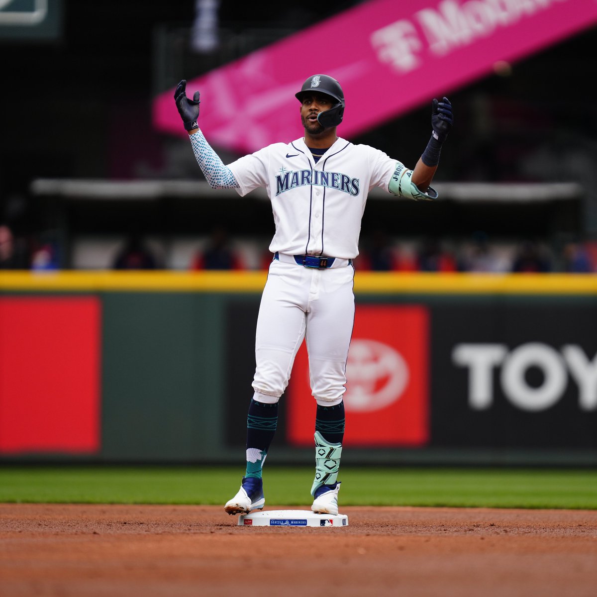 MarinersPR's tweet image. Longest on-base streak (via hit, walk or HBP) by an American League batter this season:

17 G - JULIO RODRÍGUEZ-SEA
17 G - Nick Kurtz-ATH

⚾️: 6:40 p.m.
📺: Mariners.TV
📻: @SeattleSports 
📝: atmlb.com/3Qpm5uP