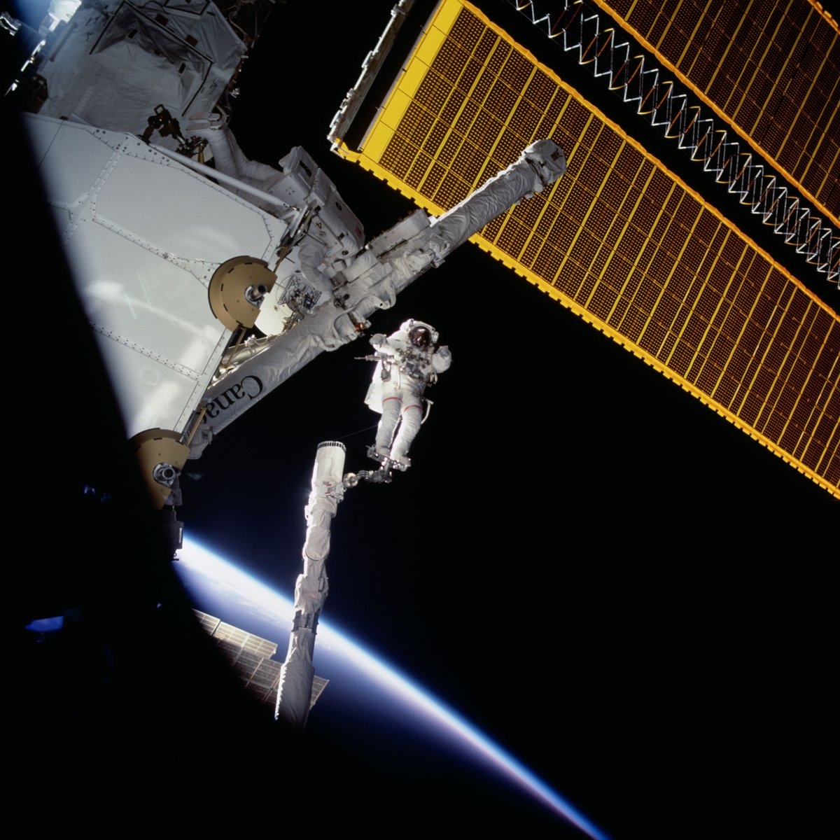 Let's give 'em a hand! 🦾

25 years ago on April 22, 2001, STS-100 astronauts Chris Hadfield and Scott Parazynski completed a 7-hour spacewalk, installing the International Space Station's robotic arm, Canadarm2!

That day, Hadfield (center) became the first Canadian spacewalker.