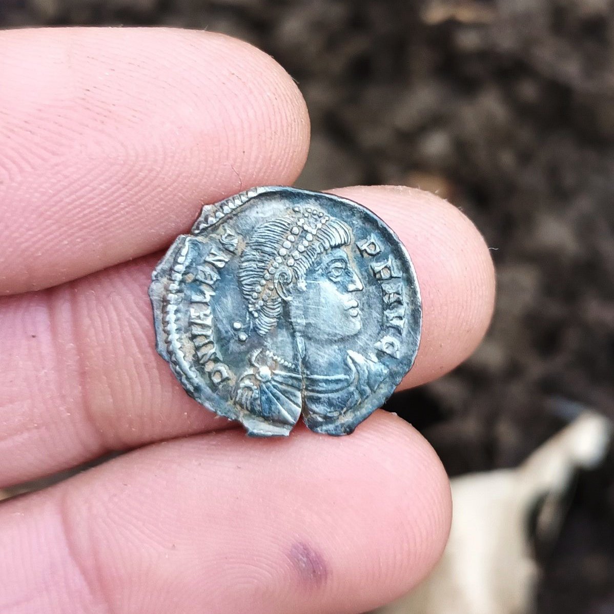 _Treasure_Kings's tweet image. Fantastic #metaldetecting find from Romania 🇷🇴
  Detectorist Mihai Fritz has discovered a beautiful #silver Roman #coin -- a miliarense of Emperor Valens.  Truly impressive!