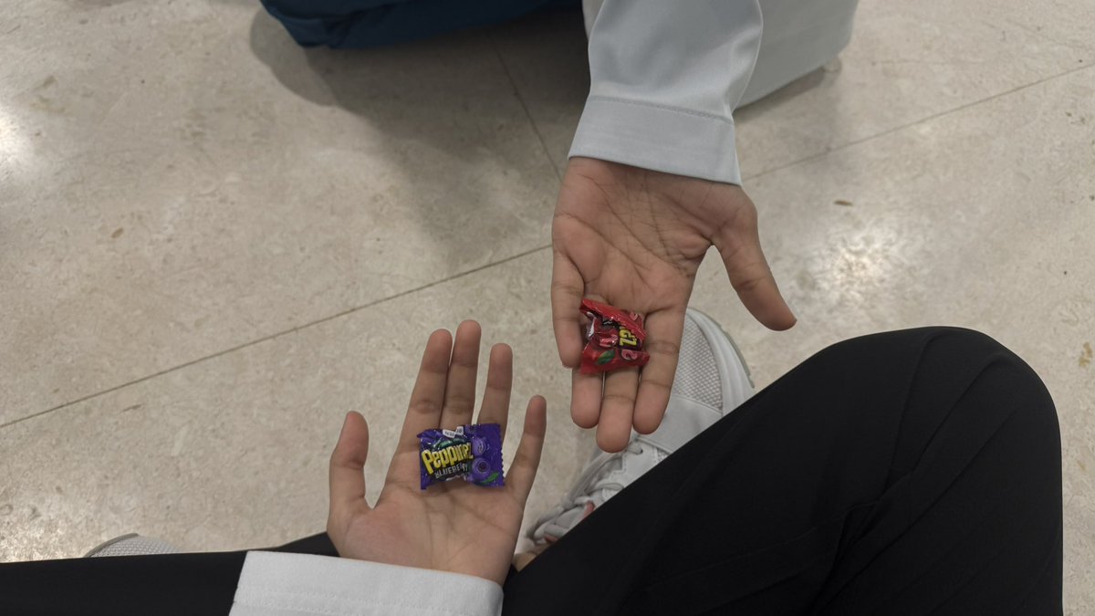 ماعندكم زي صديقتنا مشااعل
شافتنا زعلانين من درجة الهيلث وعطتنا حلاوه ☹️💘