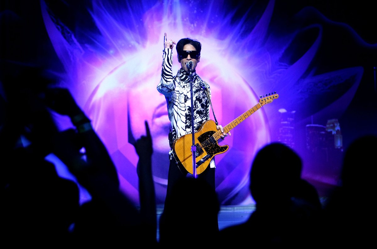 DC101's tweet image. We lost one of the greatest of all time 10 years ago today, on April 21st, 2016. Let's honor Prince with @foofighters cover of "Darling Nikki" at 6 for #TheOne, @DC101's song of the day!

DC101.com/LISTEN

📷: Getty Images