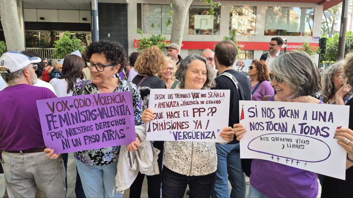 MariaMarinMart's tweet photo. ¡Al fascismo lo paramos las feministas!

Hoy lo hemos demostrado en la concentración contra las amenazas del diputado de Vox Antonio Martínez Nieto.

Gracias de corazón por la gran asistencia. Juntas para dejar claro que tipos como éste no tienen cabida en una institución democrática.